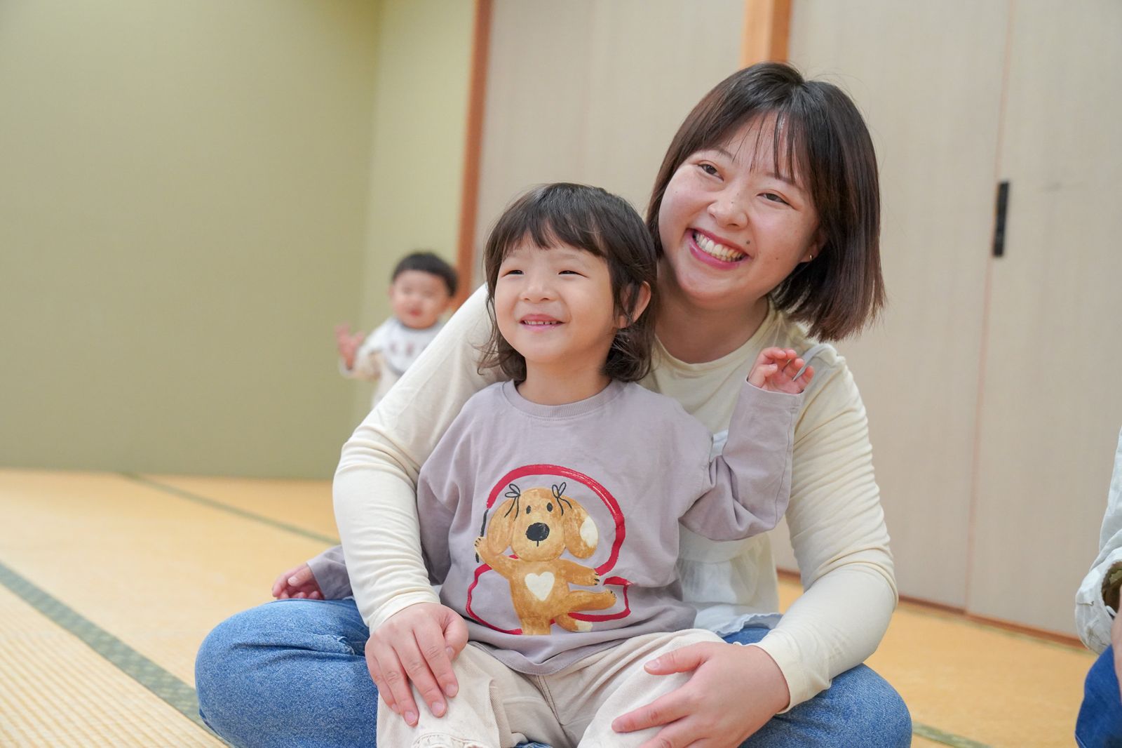 ママのおひざで笑う女の子