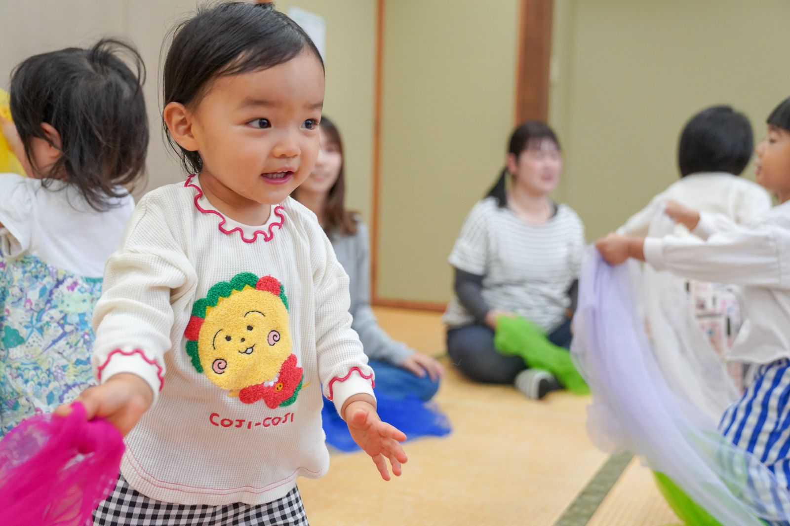 スカーフを持って笑う女の子