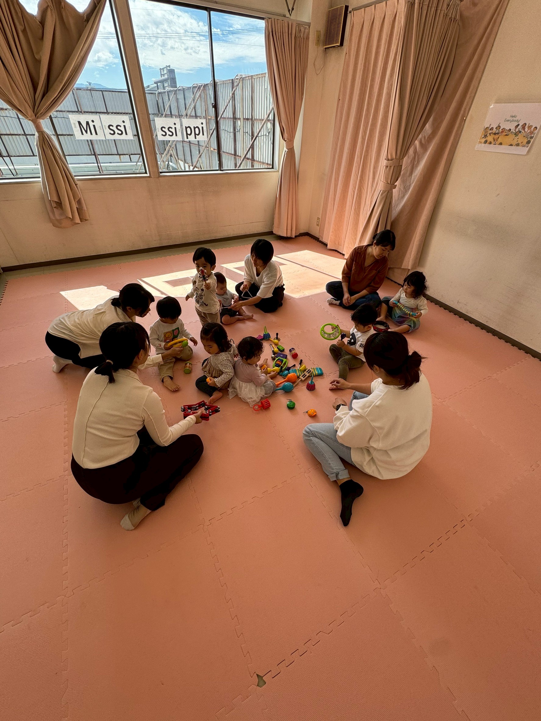 楽器で遊ぶ親子
