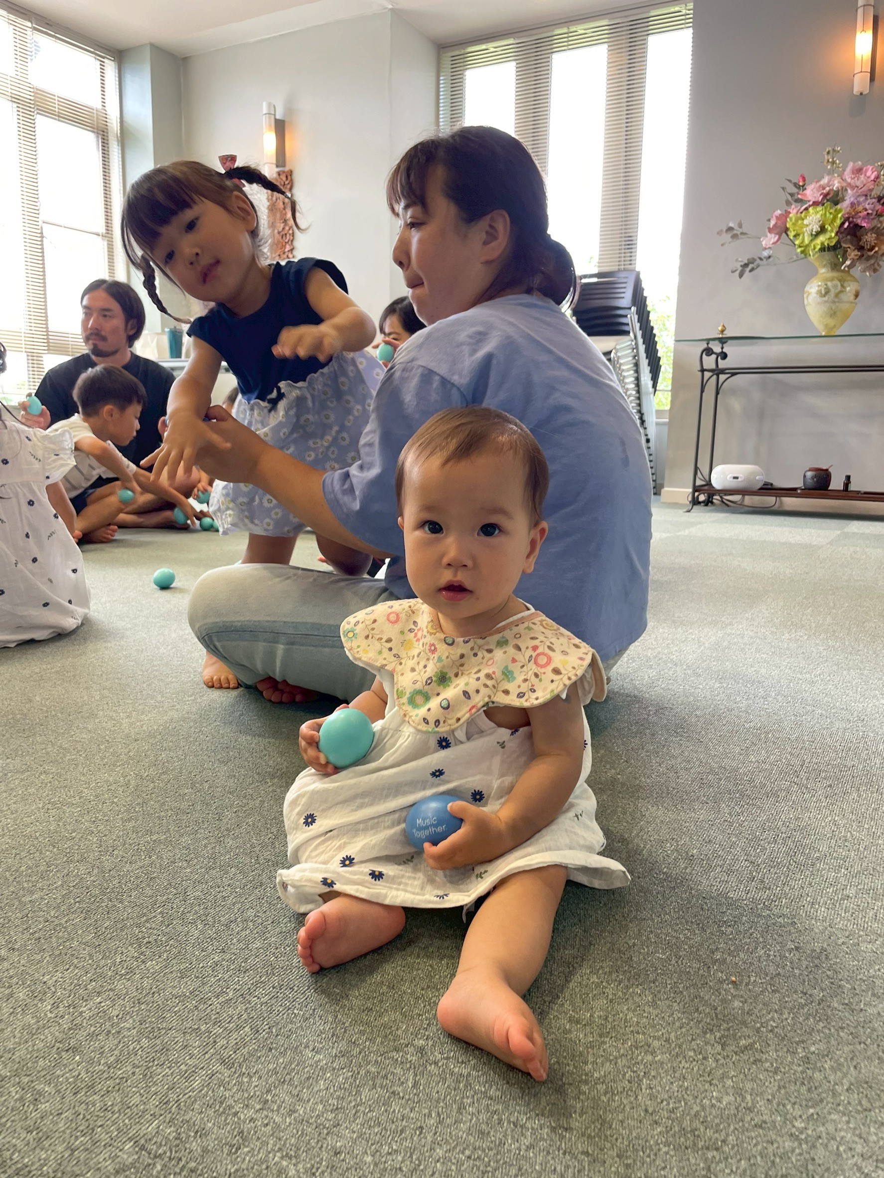 Music Togetherのシェイカーで遊ぶ赤ちゃん