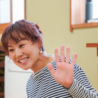 クラスで笑顔で手を振るTOMOMI