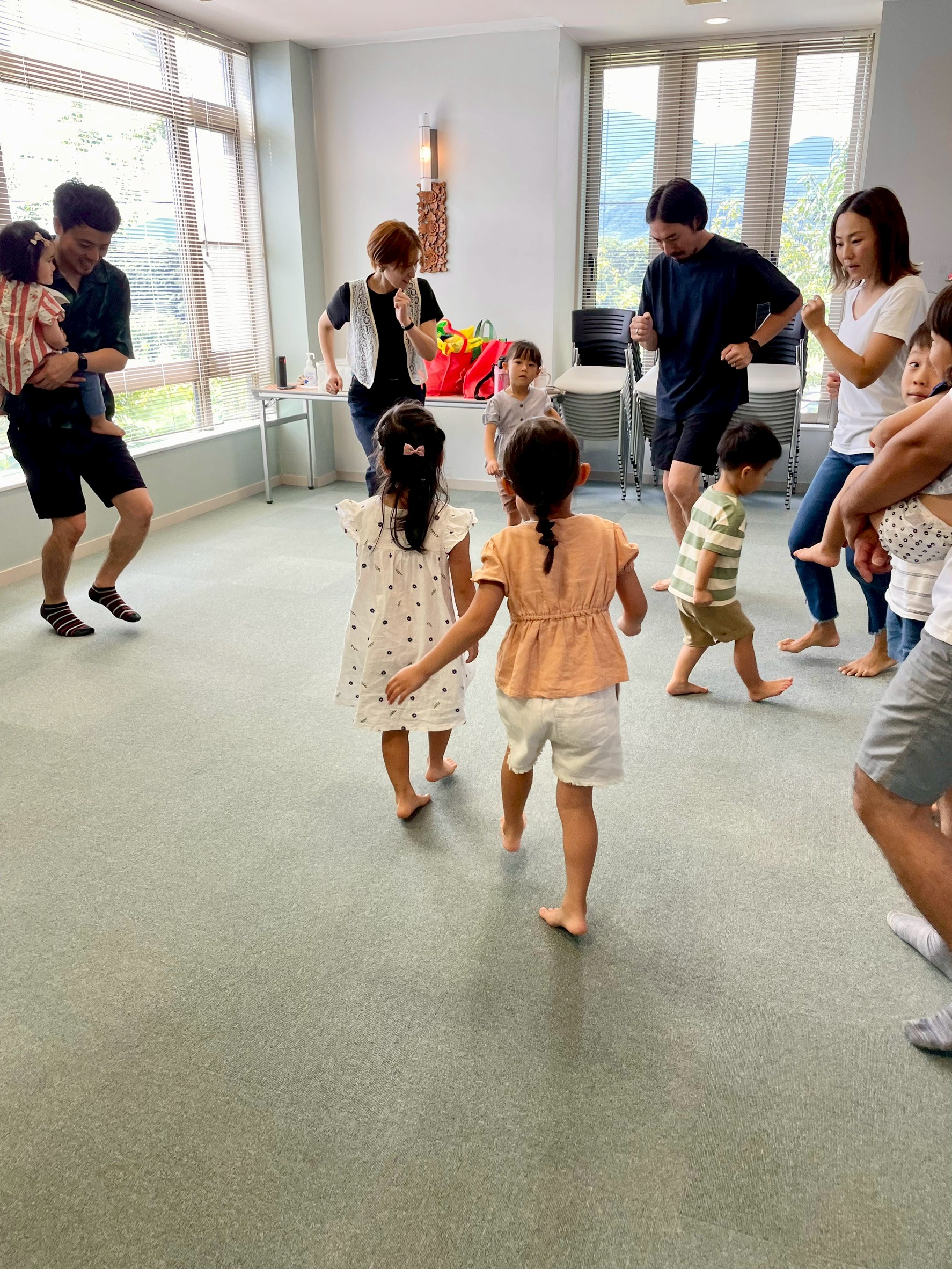 音楽に合わせて体を動かす子どもたち