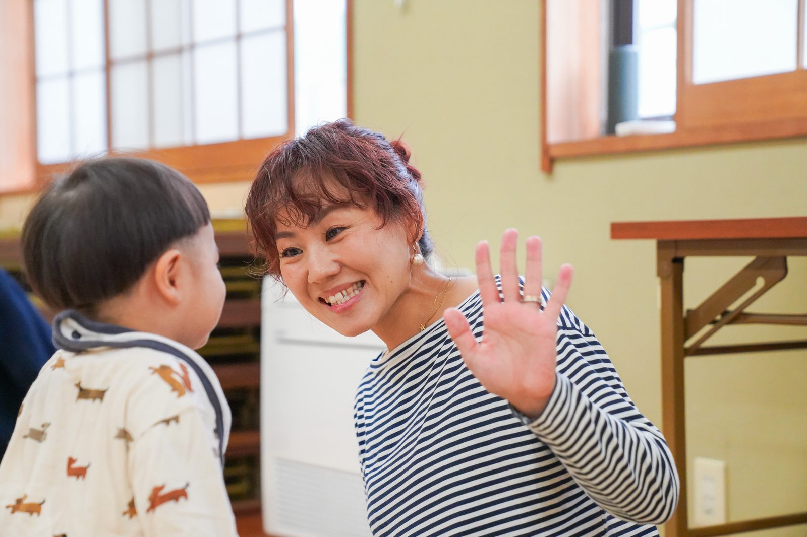クラスで男の子に笑顔で手を振るTOMOMI