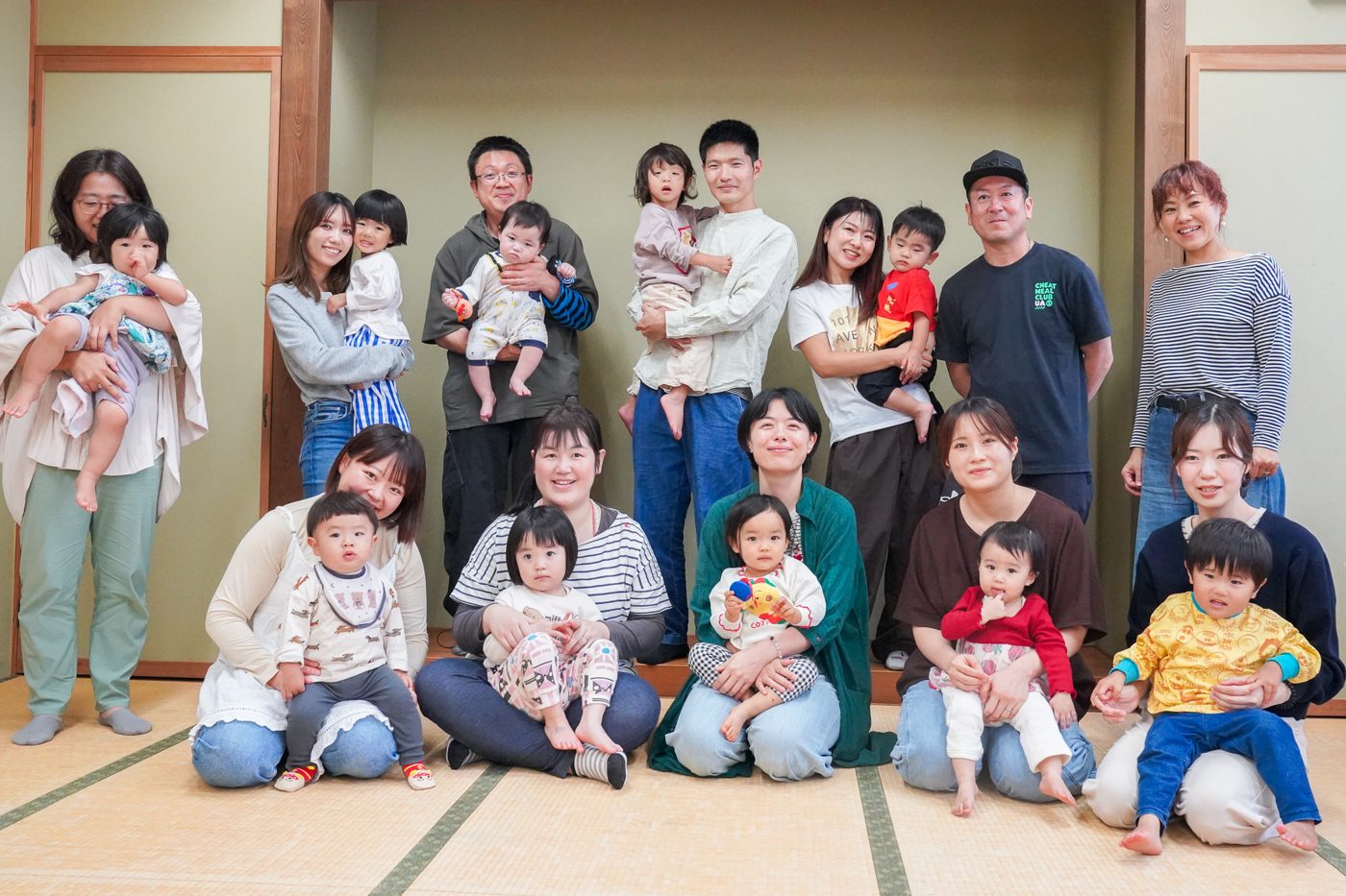 撮影会に参加した親子みんなと先生の集合写真