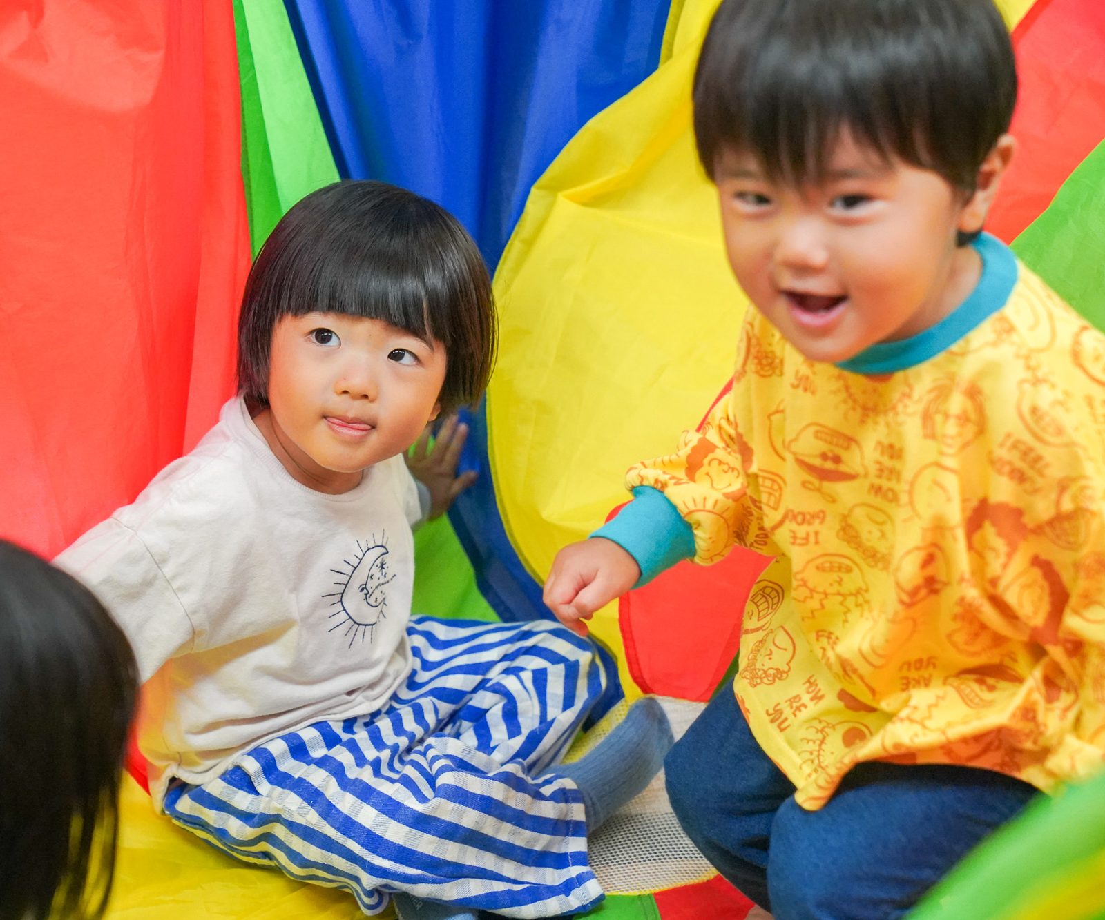 パラバルーンの中で笑顔を見せる子どもたち