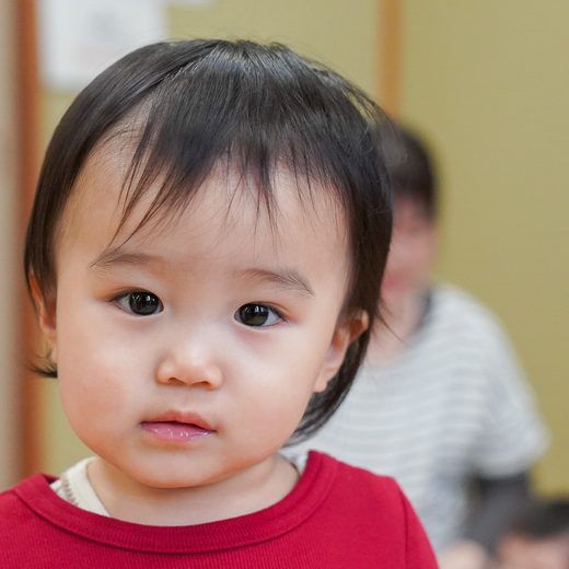 じっとこちらを見る女の子