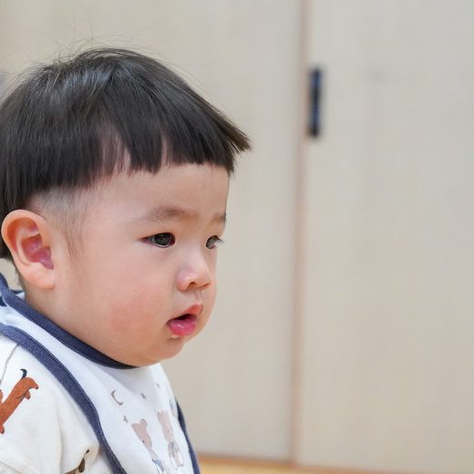 音のする方を見る赤ちゃん