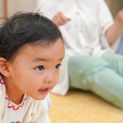 はいはいで進む女の子