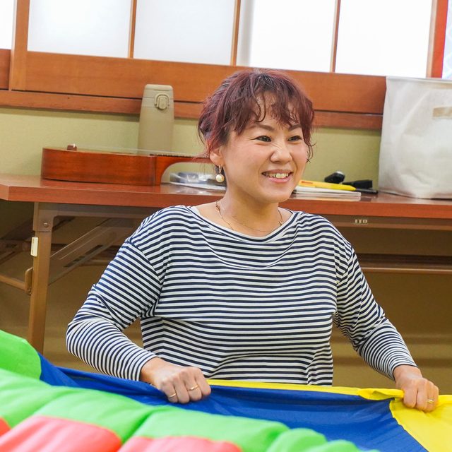 パラバルーンを広げて笑うTOMOMI