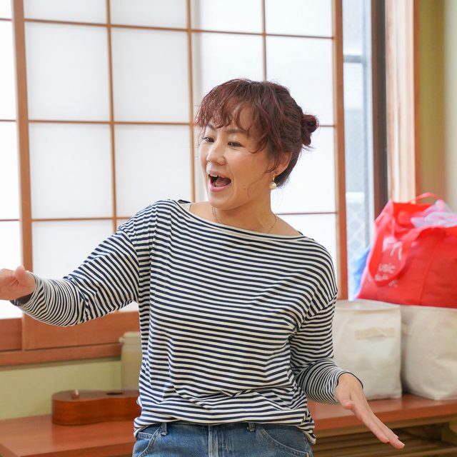 手を広げて歌うTOMOMI